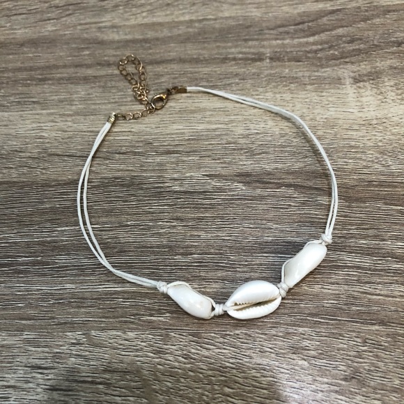 Shell Choker Necklace - Picture 2 of 3